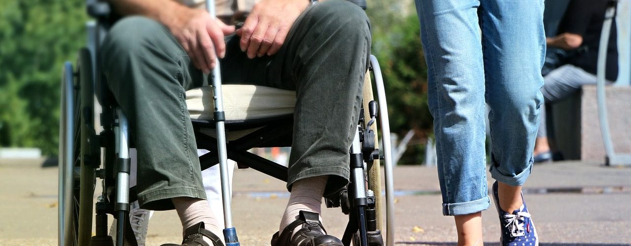 Cómo mover a una persona dependiente de la cama-min