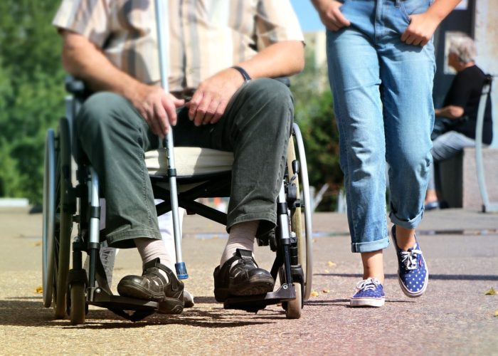 Cómo mover a una persona dependiente de la cama-min