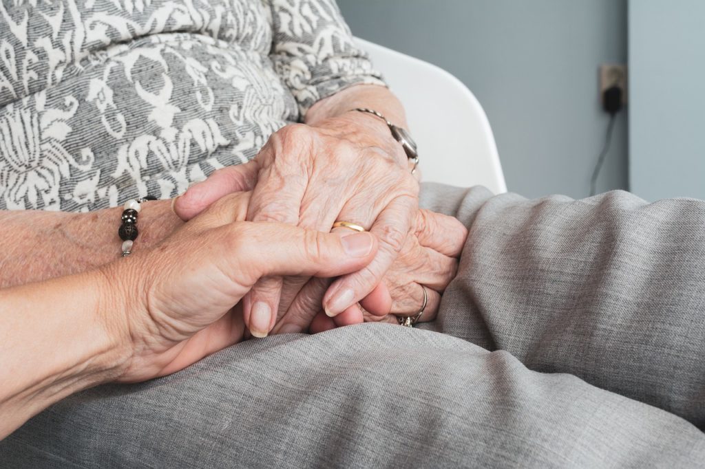 Qué evaluar para elegir a un cuidador de ancianos