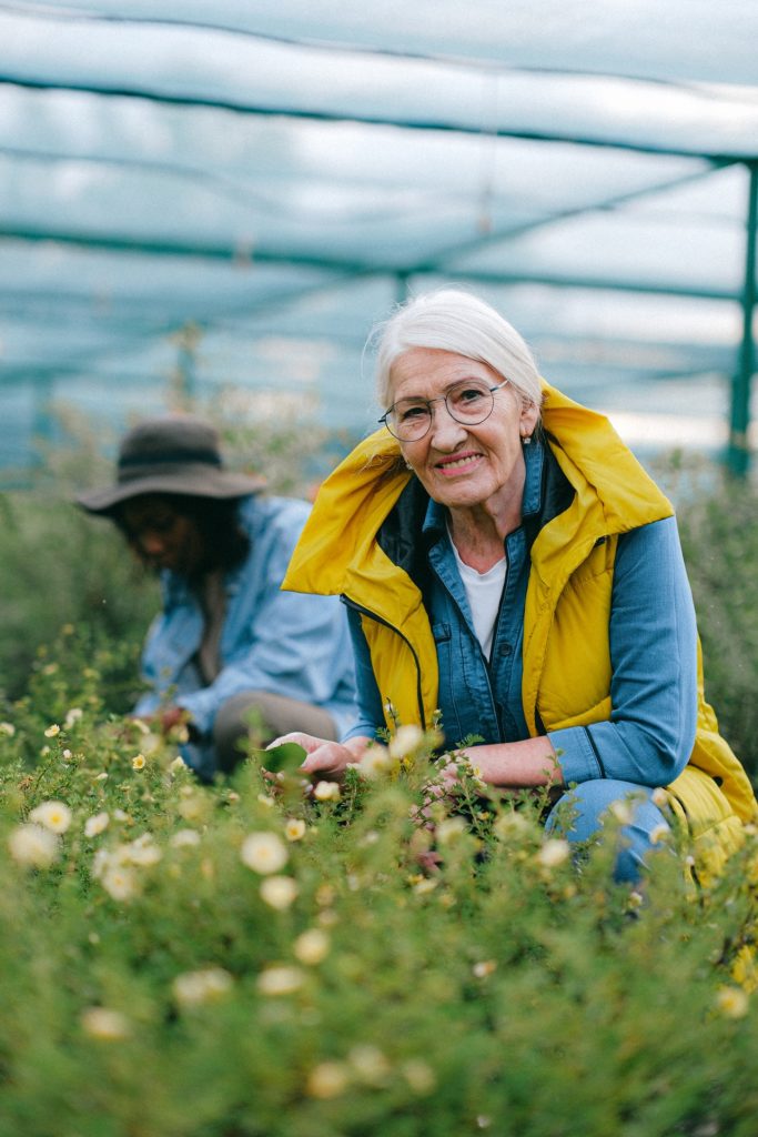 La jardinería como terapia para la buena salud de una persona mayor