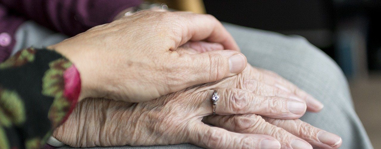 El Covid sigue siendo tema de preocupación en las residencias geriátricas y hogares de la gente mayor debido a sus secuelas físicas y emocionales.